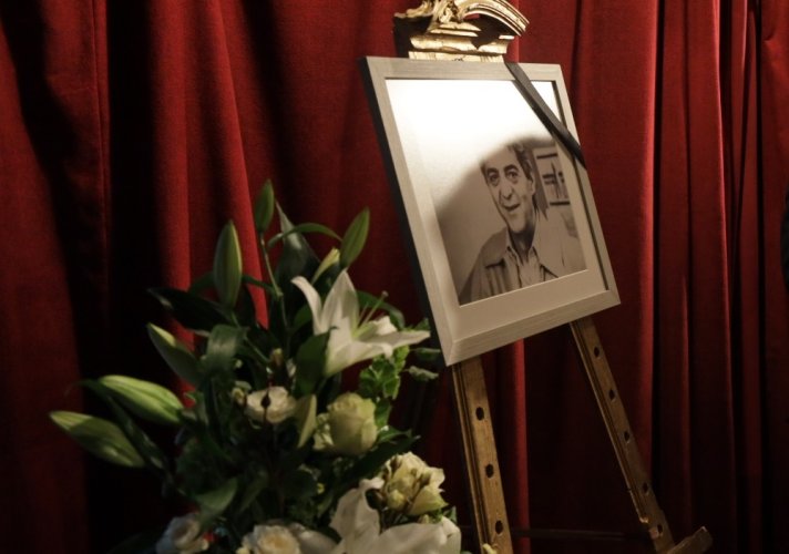 U foajeu Scene „Raša Plaović“ održana komemoracija povodom smrti Nijaza Memiša, dugogodišnjeg majstora maske i šefa šminkernice Narodnog pozorišta u Beogradu